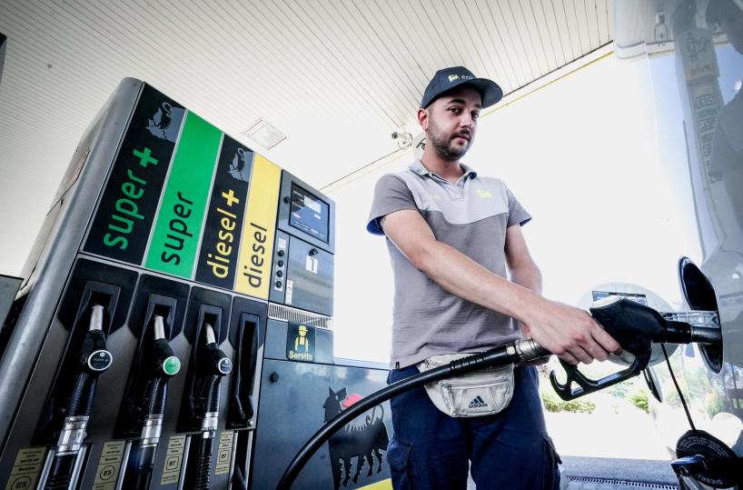 Effetto accise sui carburanti, il gasolio supera la benzina
