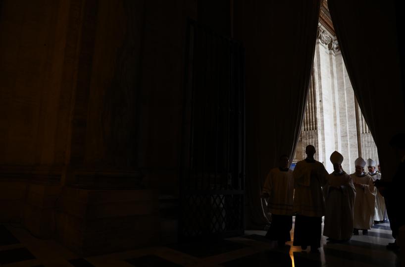 Il Papa chiude la porta santa, termina il Giubileo
