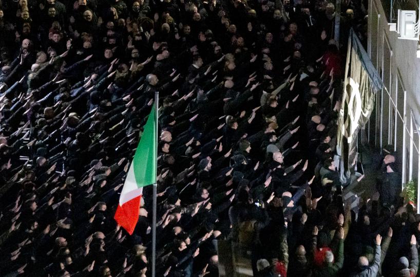 Centinaia ad Acca Larentia fanno il saluto romano