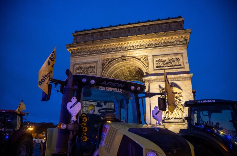 La protesta contro il Mercosur invade Parigi, trattori alla Tour Eiffel