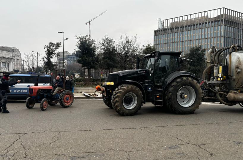 Trattori bloccano traffico a Milano contro il trattato Mercosur