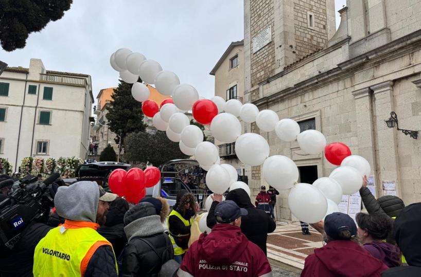 Morte intossicate, lacrime e palloncini per l'addio a madre e figlia