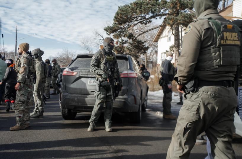 Nuovi scontri a Minneapolis, agenti Ice trascinano donna fuori dall'auto