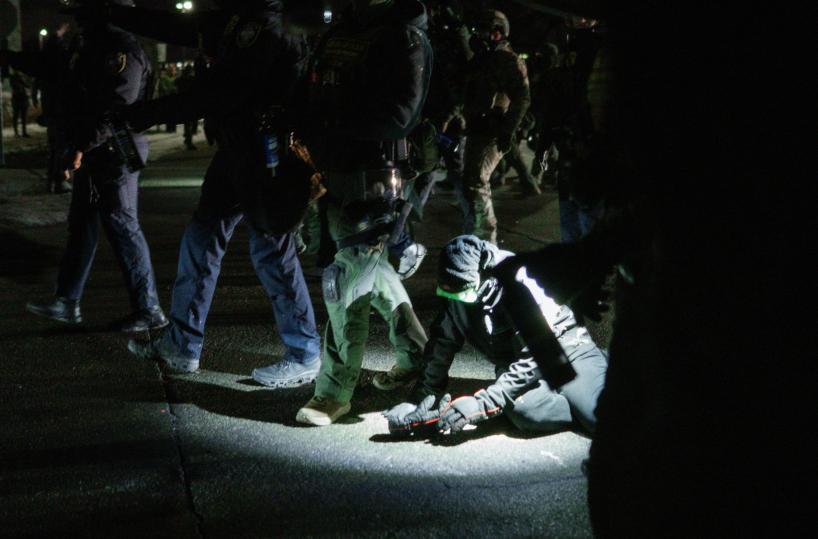 Ancora tensioni a Minneapolis, agente spara e ferisce un immigrato