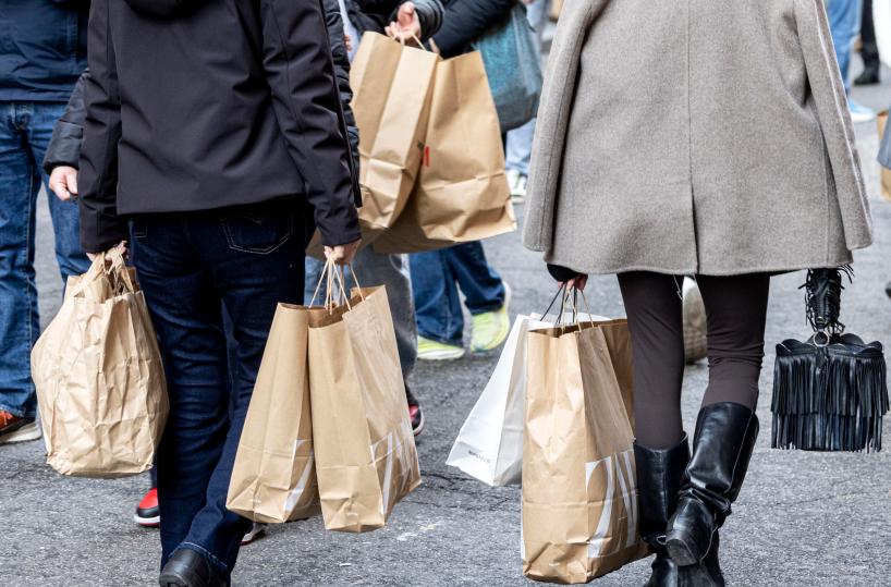 Bankitalia, le famiglie frenano i consumi, in aumento il risparmio