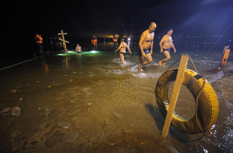 Il bagno dei militari russi per l'Epifania ortodossa