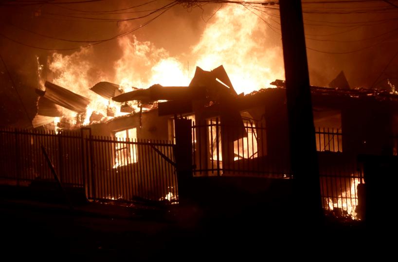 Emergenza incendi in Cile, almeno 10 morti e un migliaio di case distrutte