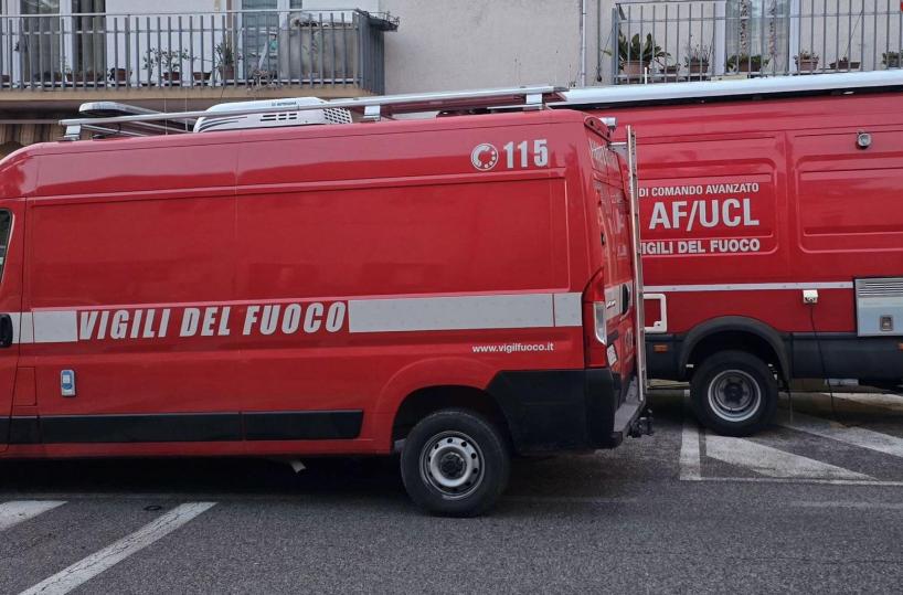 Crolla il solaio dopo un incendio in casa, si cerca una persona