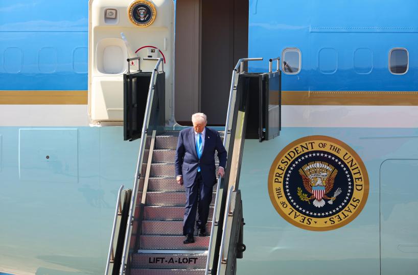 'L'Air Force One con Trump diretto a Davos torna indietro, problema elettrico'