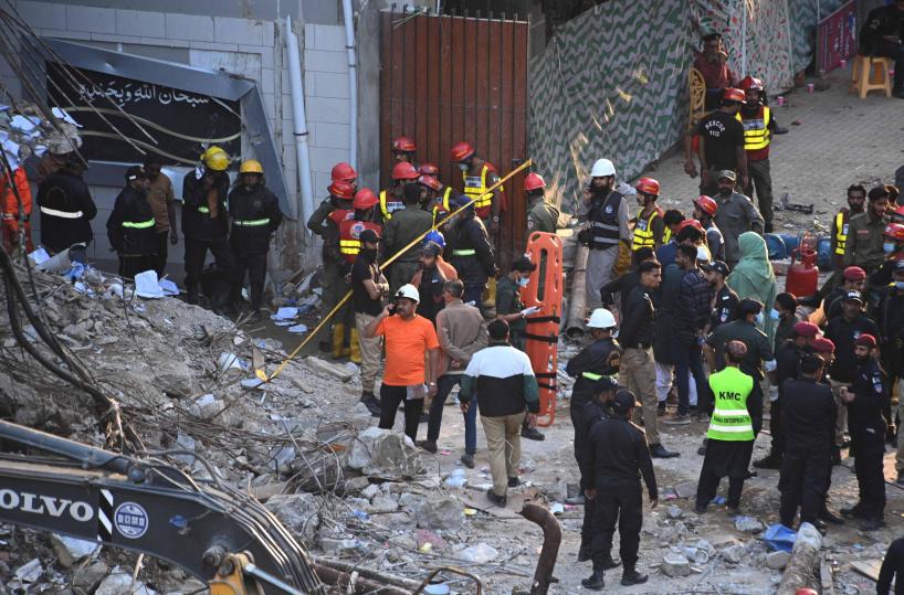Salgono a 60 i morti nel rogo in un centro commerciale in Pakistan
