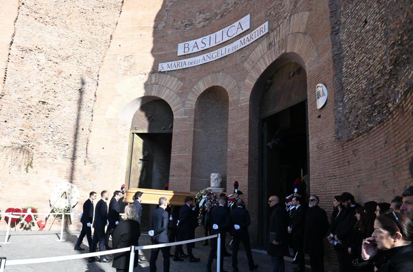 Il funerale di Valentino, solo fiori bianchi in chiesa
