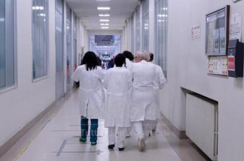 Proroga per medici al lavoro fino a 72 anni, esclusi universitari