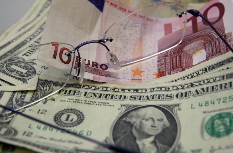 Il dollaro si indebolisce ancora, ai minimi da quasi quattro anni