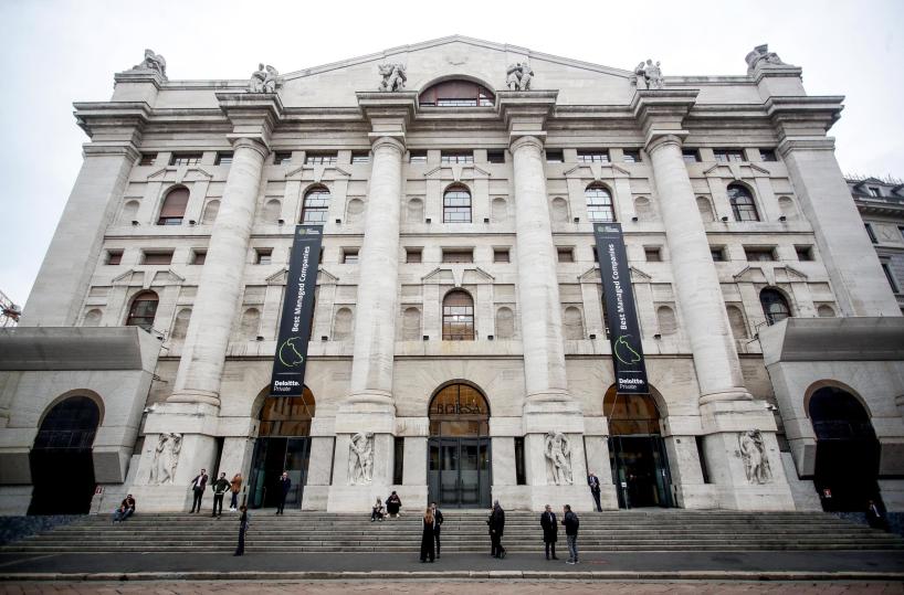 Borsa: Milano amplia il calo (-0,7%), pesano Buzzi e Moncler, sprint di Stm