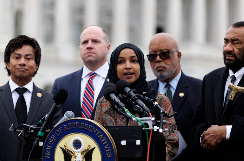 Deputata dem Usa spruzzata con una sostanza sconosciuta mentre parla a Minneapolis