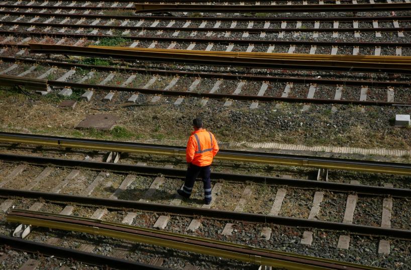 Treno merci urta ragazzino che attraversa binari nel Bolognese, ferito
