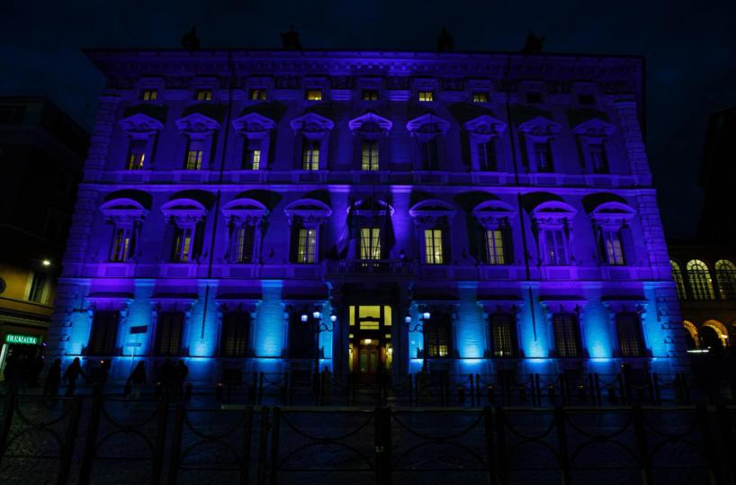 La facciata del Senato si illumina di blu per le vittime civili delle guerre