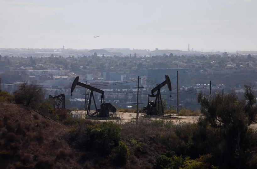 Il petrolio in calo, Brent torna sotto 70 dollari al barile