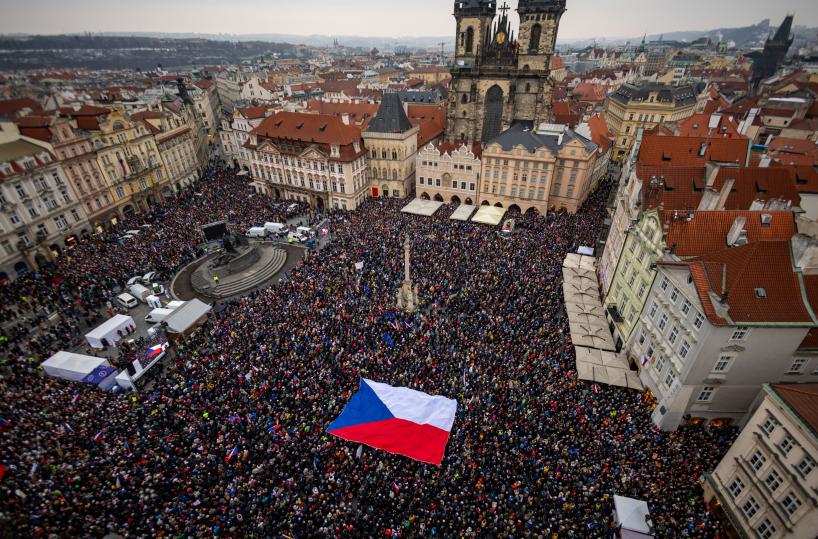 Decine di migliaia in piazza a Praga a sostegno del presidente