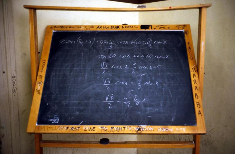 Alunno delle medie minaccia i compagni con un coltello durante una lite, denunciato