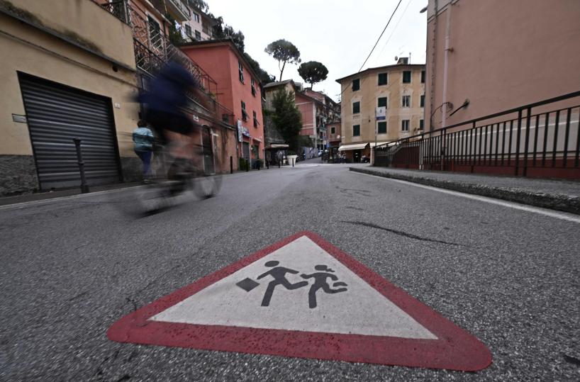 Pap&agrave; spintona e prende a pugni maestra elementare a Piacenza