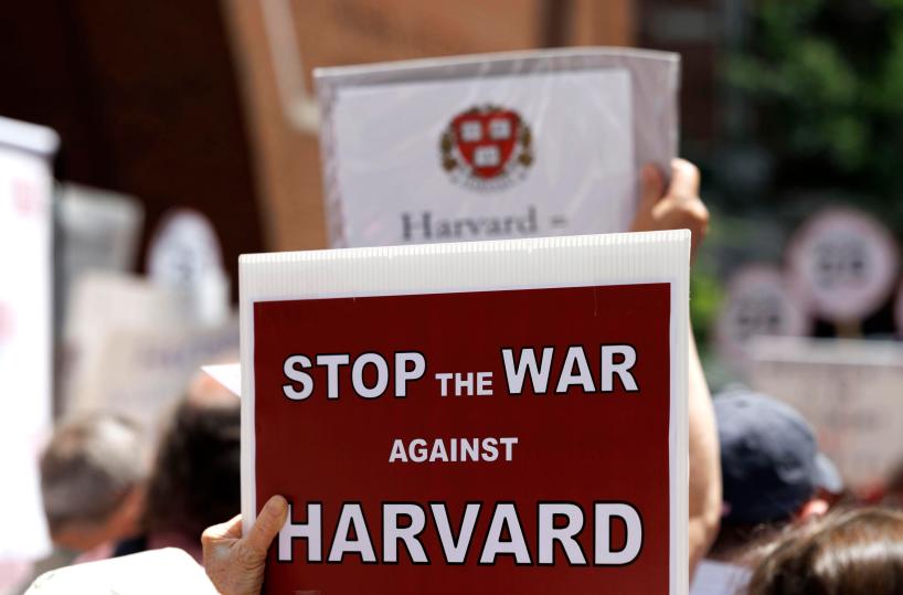 Trump chiede un maxi risarcimento all'Universit&agrave; di Harvard