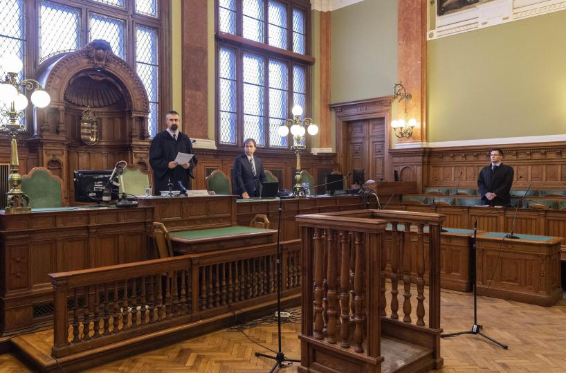 Budapest condanna a 8 anni per violenza Maja T.