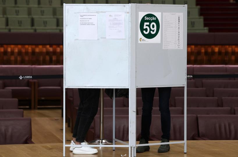 Urne aperte per il ballottaggio delle presidenziali in Portogallo