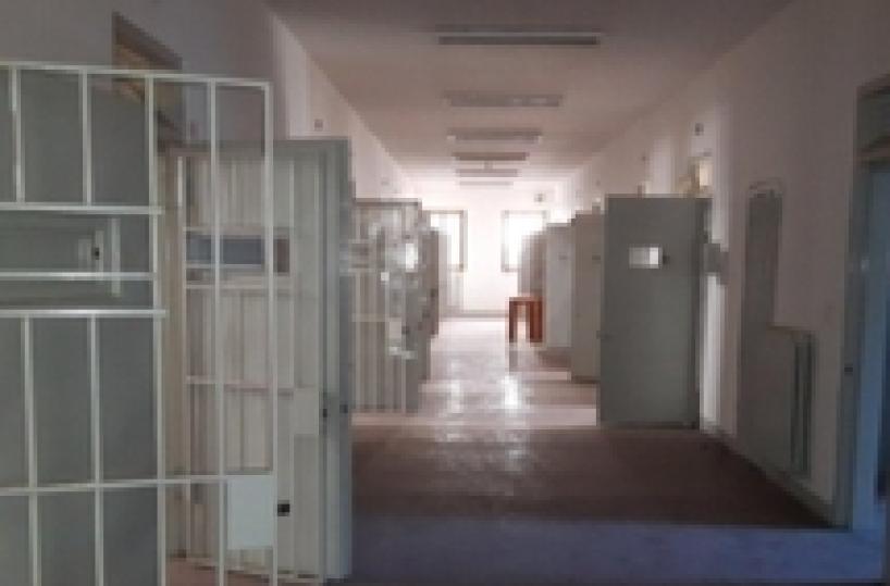 Agrigento, detenuto tenta il suicidio