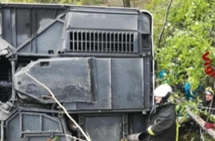 Bus si ribalta vicino Siena, un morto