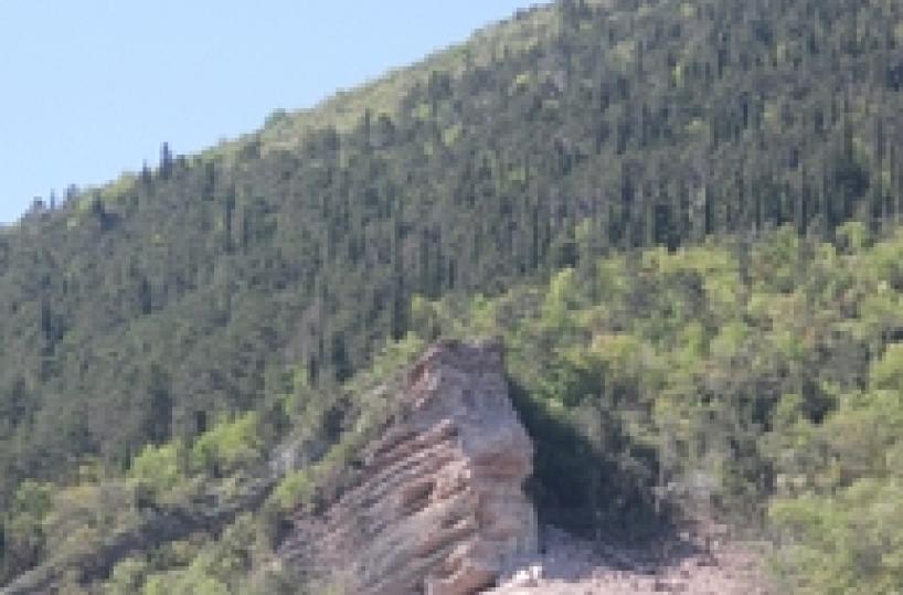Demolito sperone di roccia instabile
