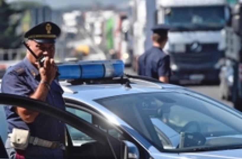 Con coltello minaccia passanti, arrestat