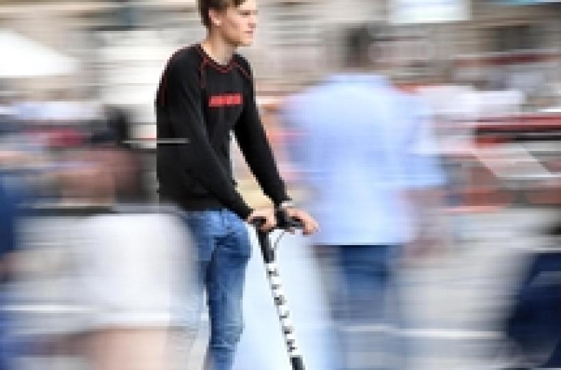 Pusher tenta fuga in monopattino