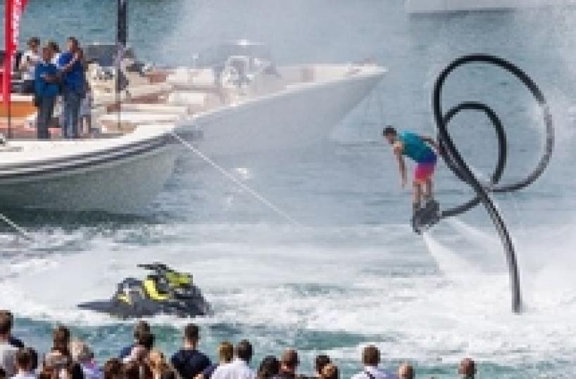 Salone tra motori,acrobati e sport