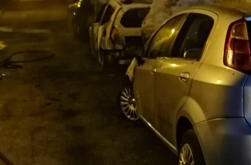 Tre auto a fuoco nel brindisino: le fiamme danneggiano anche le case