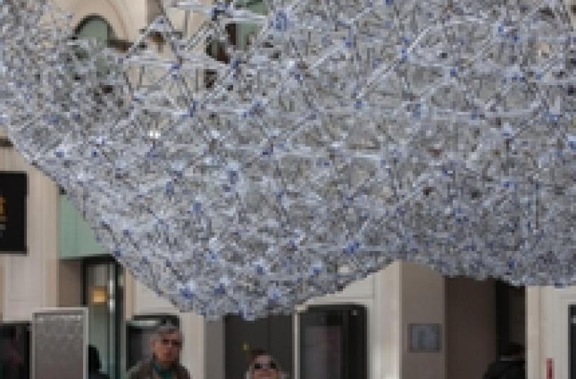 Parigi, lampadario con 12 mila penne Bic