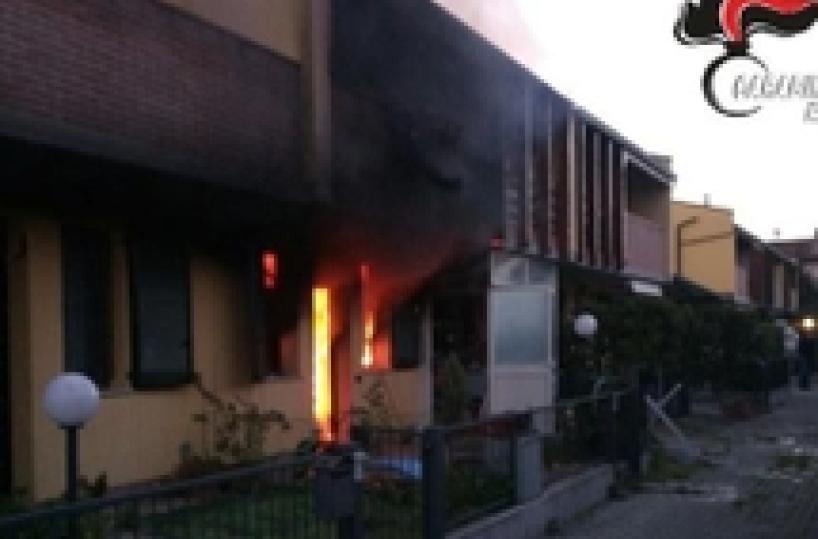 Casa a fuoco, vicini salvano due bimbi