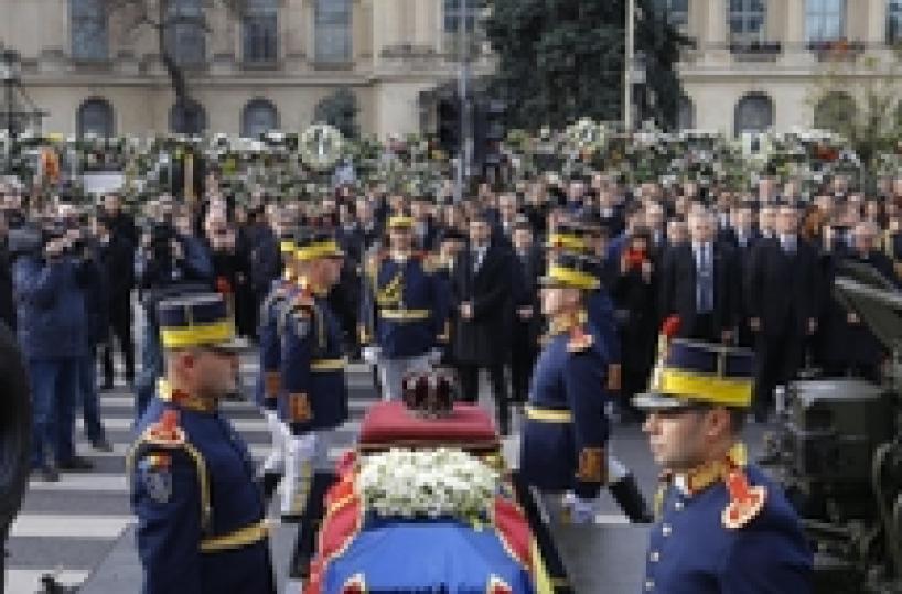 Romania: in migliaia ai funerali ex re