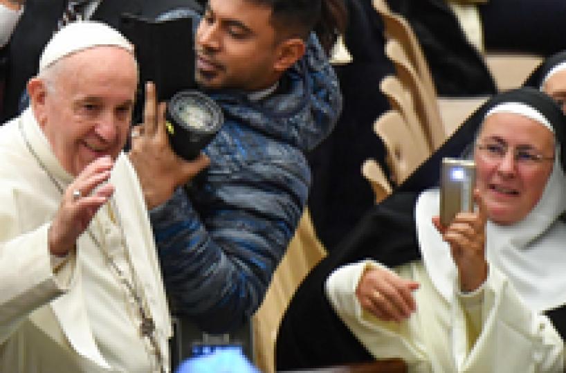 Nativity is symbol of peace in world of arms, violence-pope