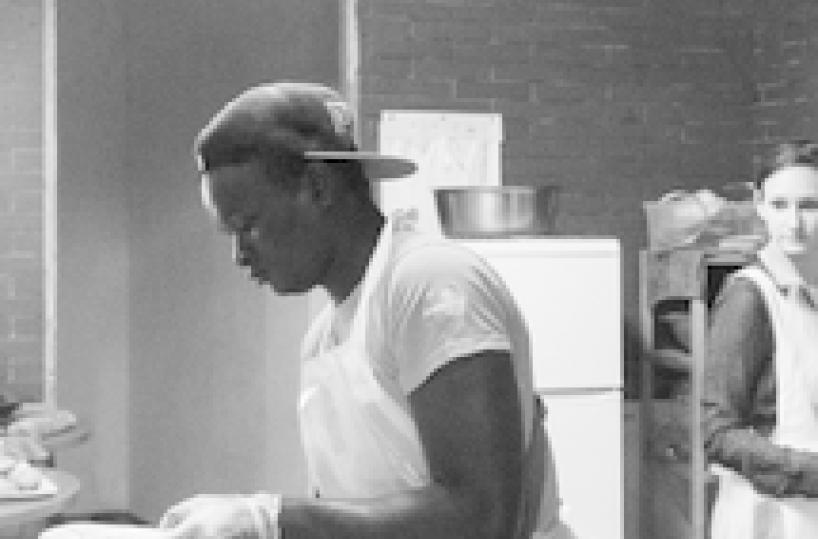 Senzatetto fotografano volontari Milano