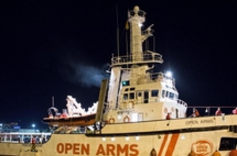 Open Arms con 300 migranti, 'emergenza'