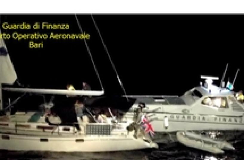Sbarchi in Salento in 93 su due velieri Arrestati due scafisti