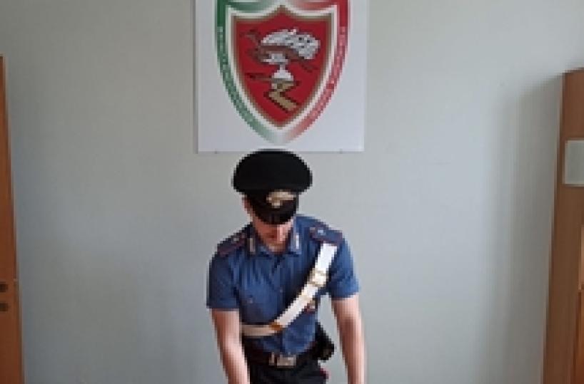 Nasconde droga nel biberon del figlio