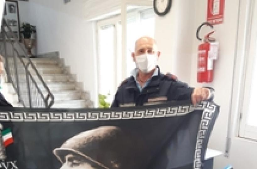 Sequestro bandiera Mussolini a finestra