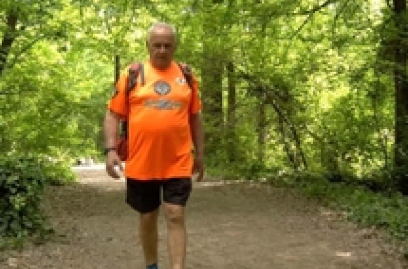 Podista di 85 anni gira l'Italia a piedi