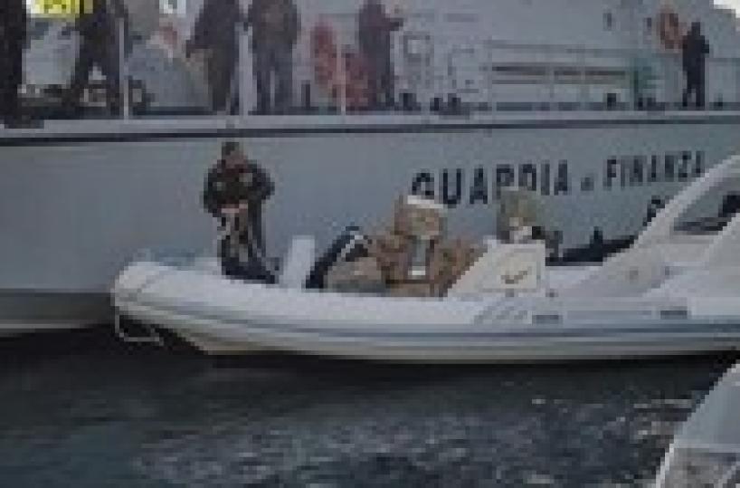 Gommone con 600kg marijuana sequestrato in Salento: 2 arresti