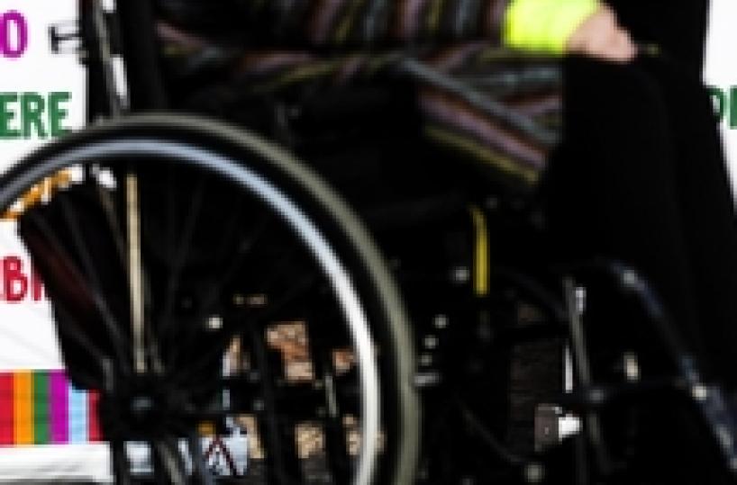Madre aiuta figlio disabile,paese la pre