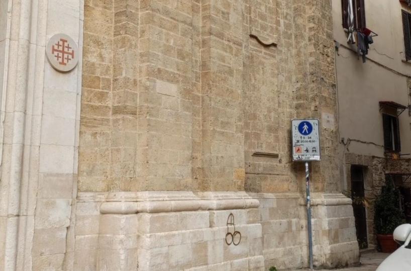 Bari, scritte oscene sulla facciata della chiesa nella città vecchia
