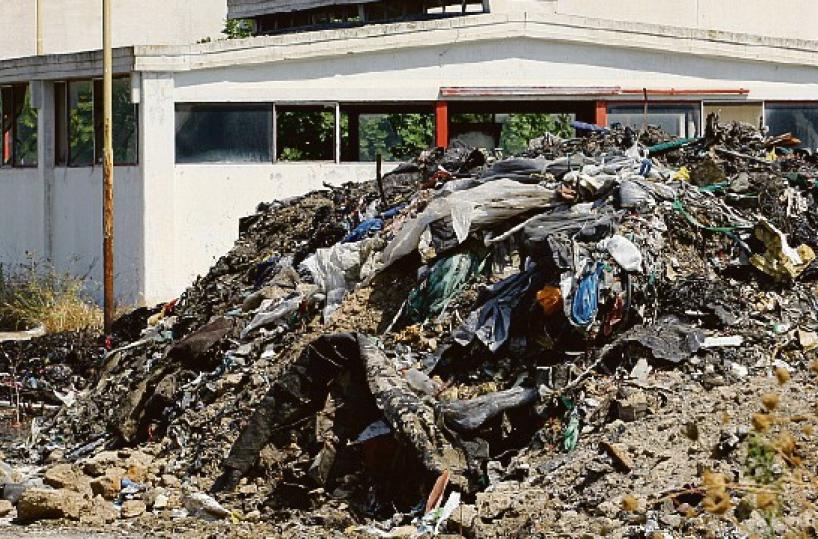 I rifiuti bruciati nell'ex mattatoio di Barletta