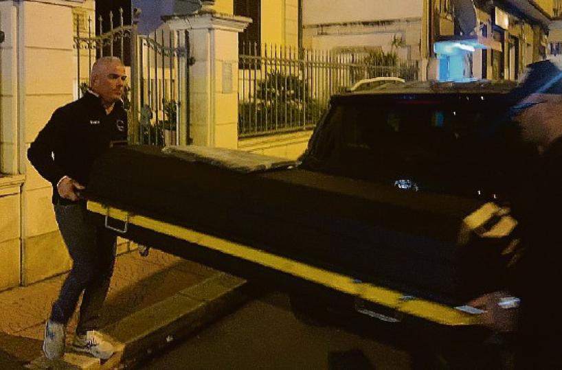 Taranto, si «scava» nella vita privata dei coniugi trovati morti in attesa dell’esame autoptico